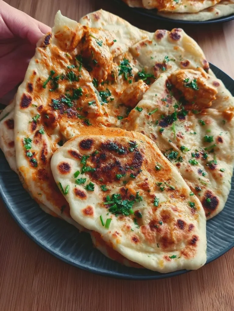Fladenbrot mit Butterhähnchen auf einem Teller serviert