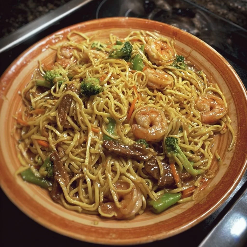 Schüssel mit Garnelen Lo Mein, frisch zubereitet mit Gemüse und würziger Sauce.