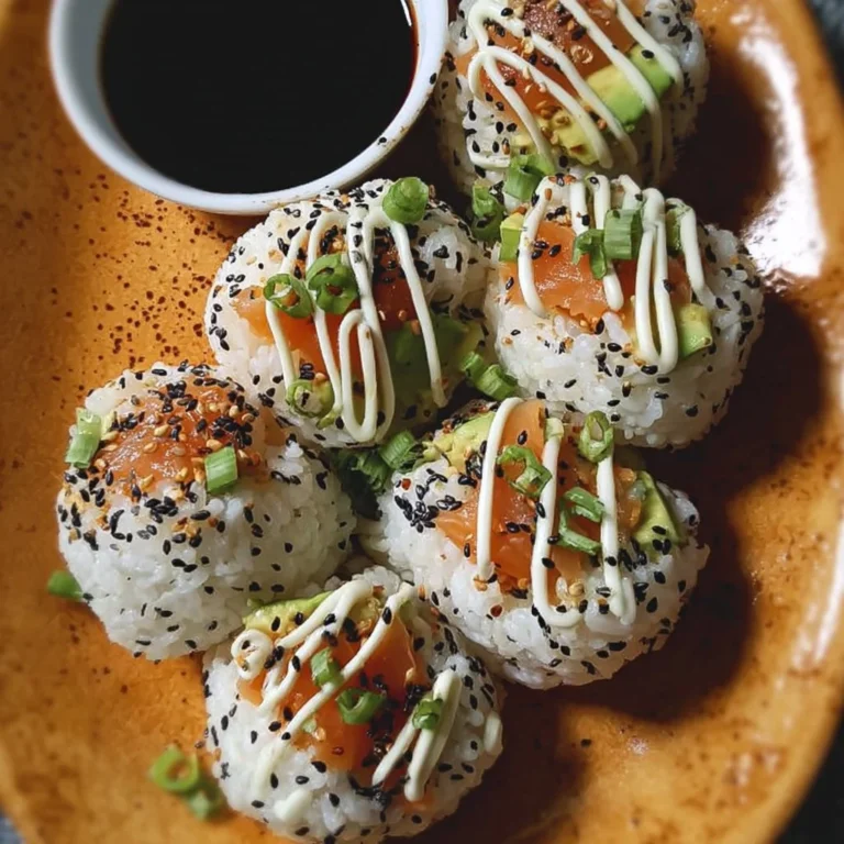 Sushi-Reisbällchen mit Lachs und Avocado auf einem Teller