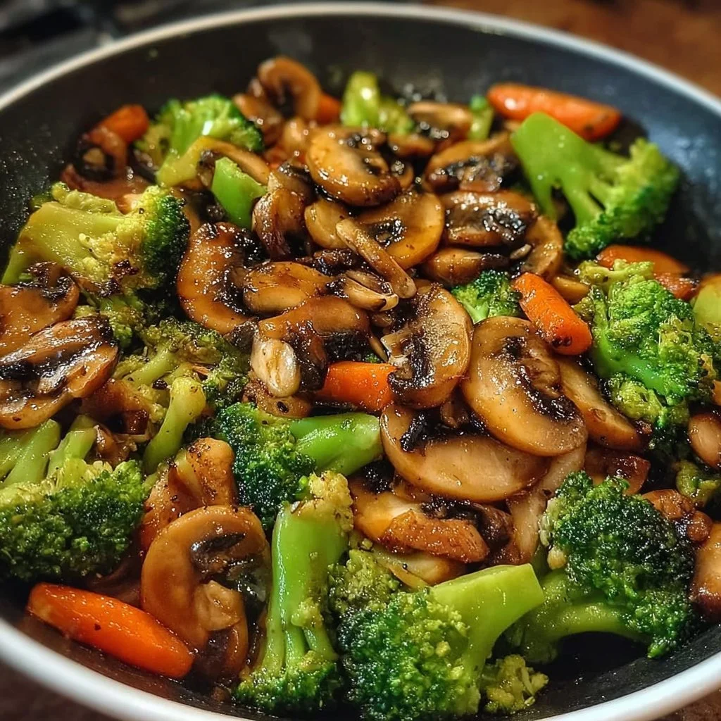 15-Minuten-Pfanne mit Champignons, Brokkoli und Karotten auf einem Teller