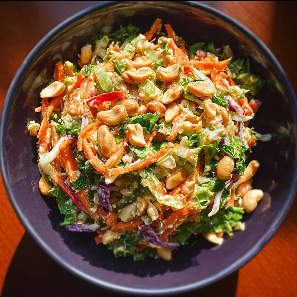 Asiatischer Erdnusssalat mit frischen Zutaten und Erdnüssen