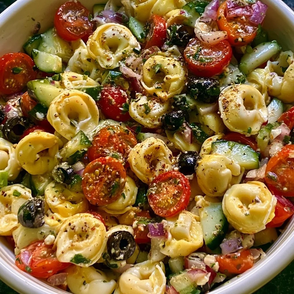 Bunter Tortellini Salat mit frischem Gemüse und Dressing