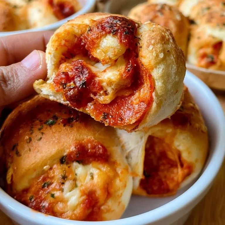 Leckere Pizza-Bomben mit verschiedenen Füllungen auf einem Teller