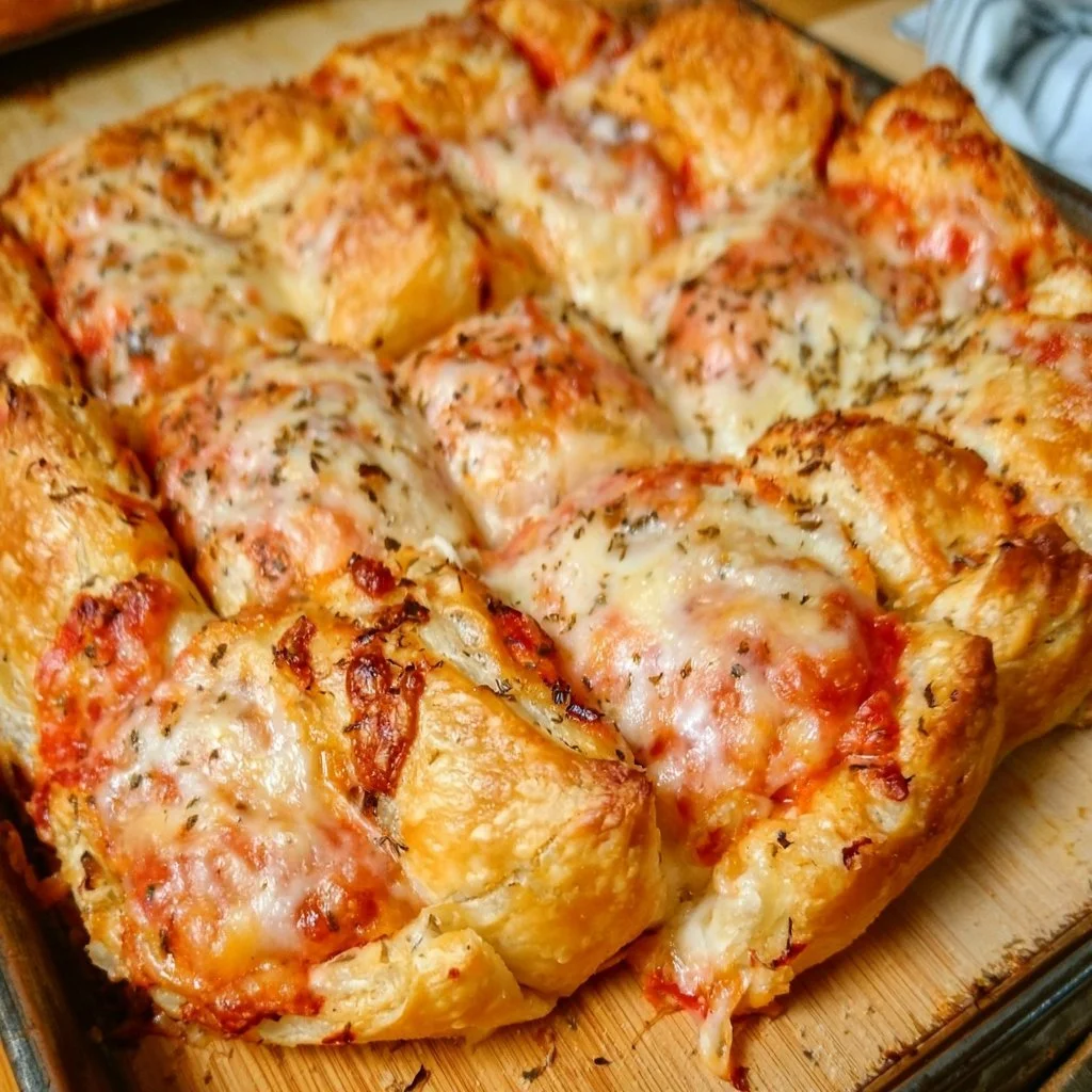Schnelles Pizza Zupfbrot aus Blätterteig, frisch gebacken und gleich servierfertig.