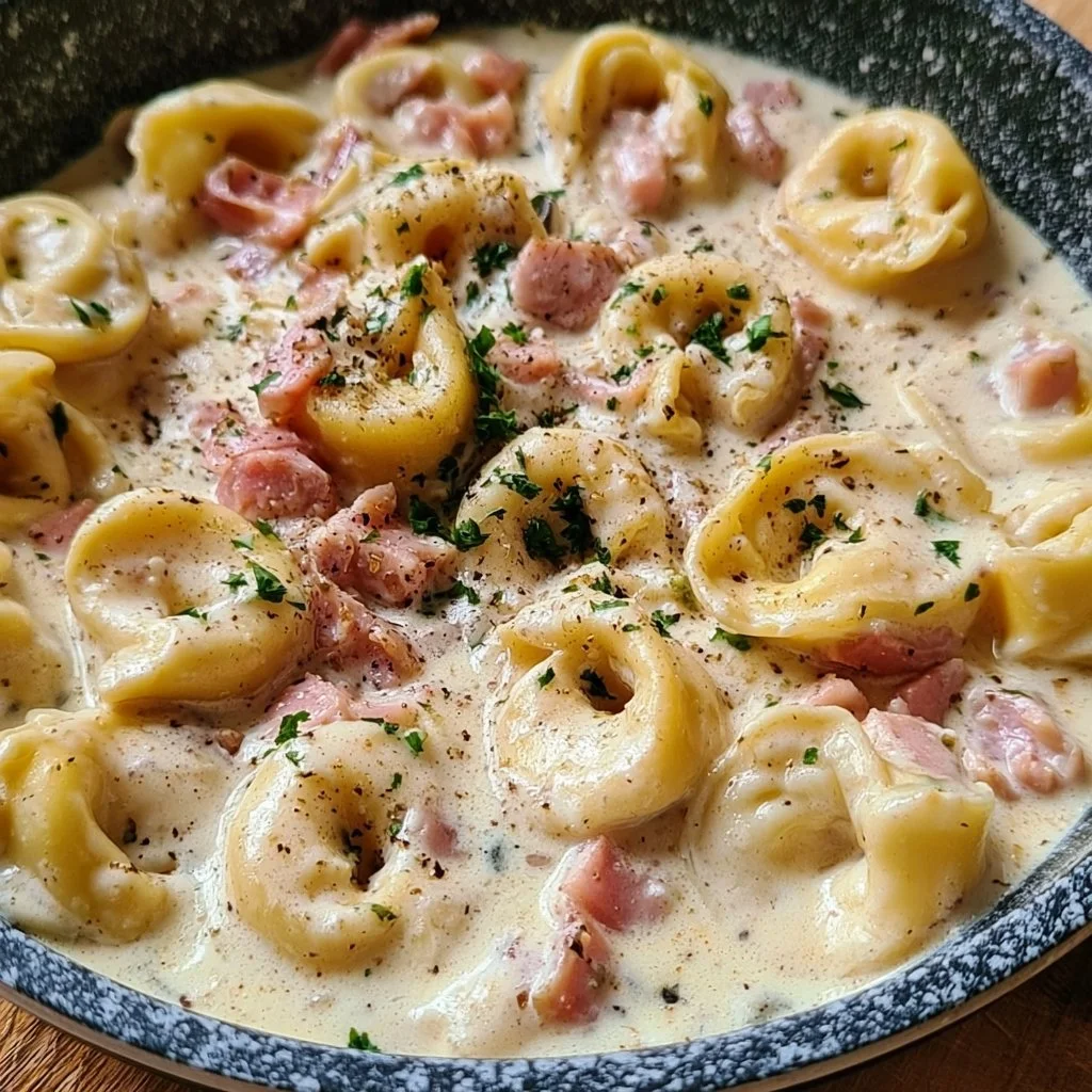 Tortellini in Schinken-Sahne-Soße, ein leckeres italienisches Rezept.